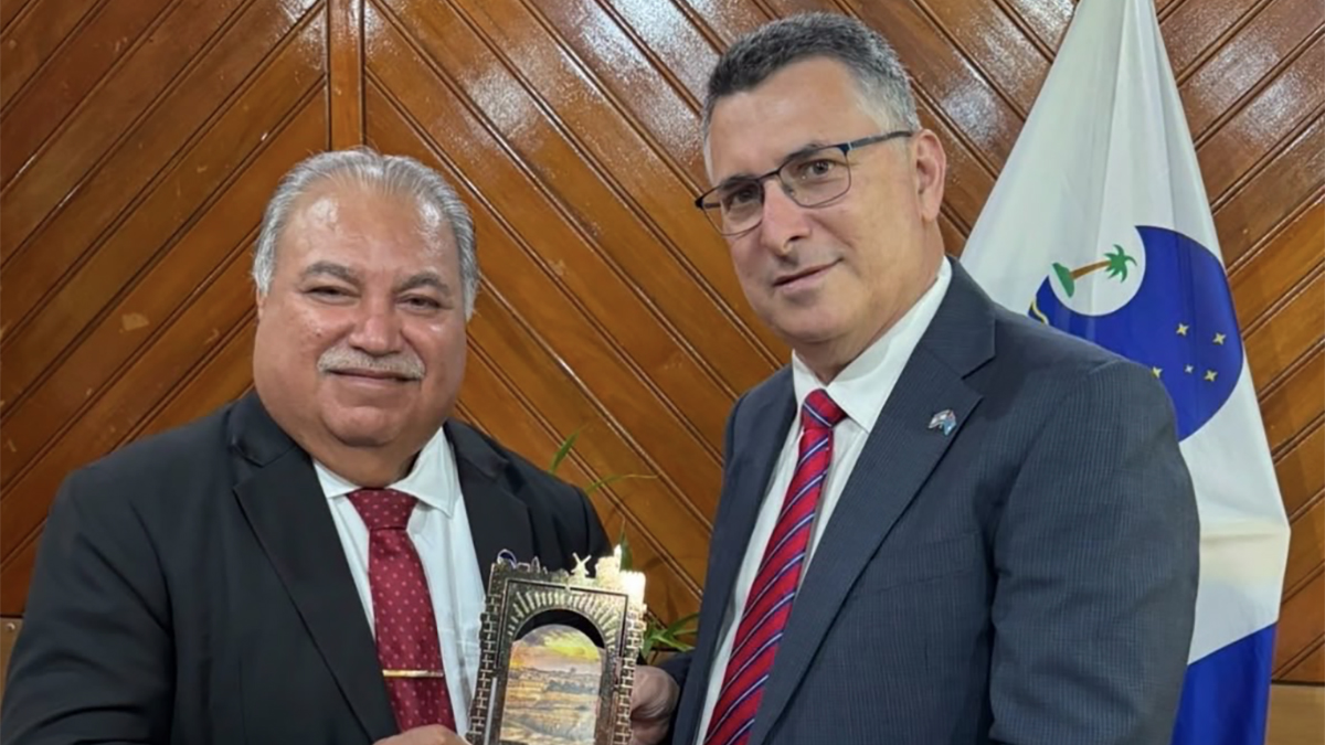 Gideon Saar con Baron Waqa